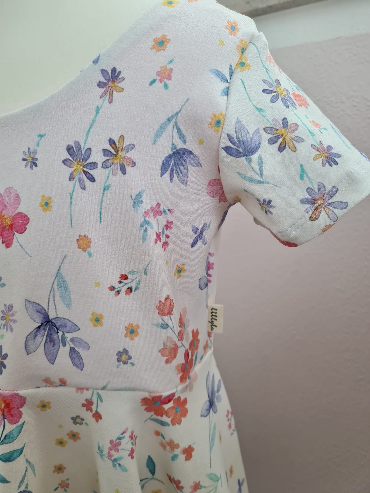 Kurzes Peplumkleid - 116