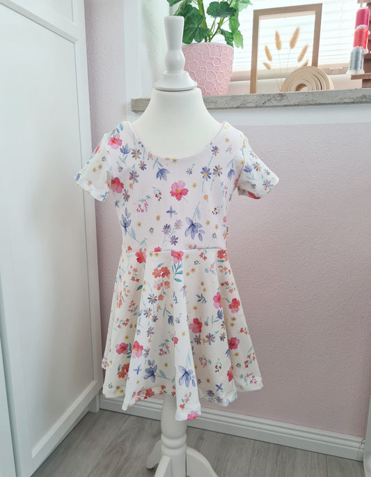 Kurzes Peplumkleid - 116